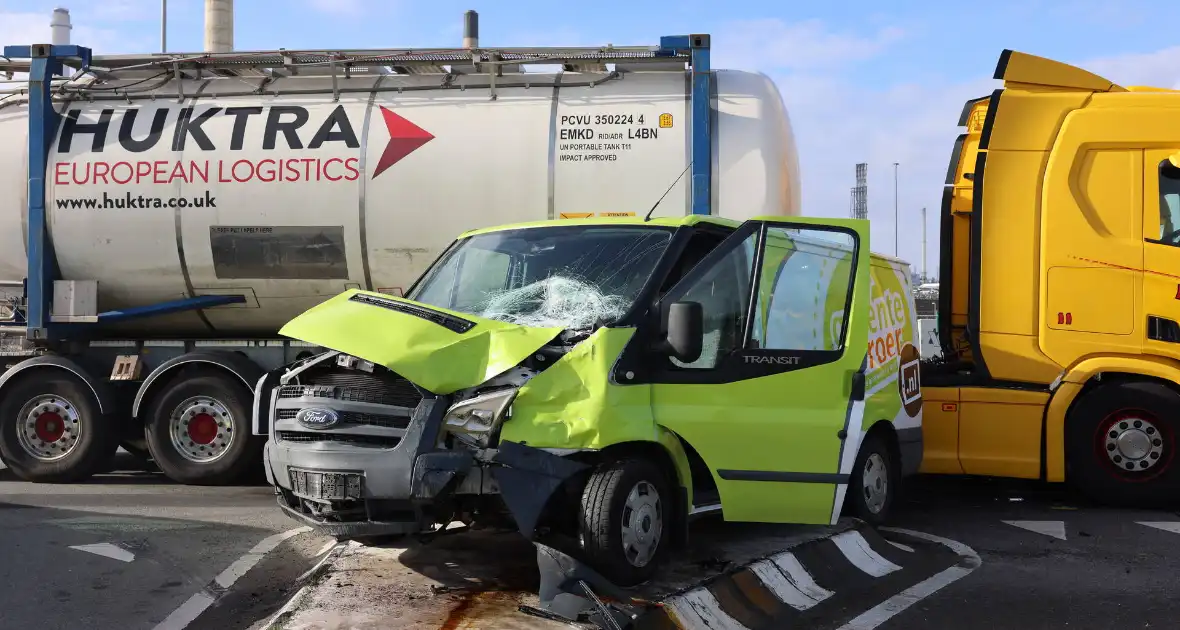 Bestelbus fiks beschadigd na aanrijding met vrachtwagencombinatie - Foto 7