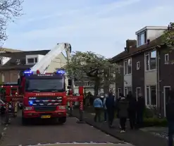 Brandweer blust brand op zolder