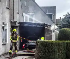 Garage aan woning met auto volledig afgebrand