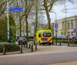 Jongedame op fiets in botsing met auto