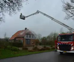 Brandweer blust brand in dak van woonboerderij