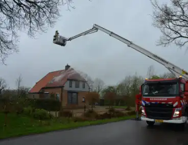 Brandweer blust brand in dak van woonboerderij
