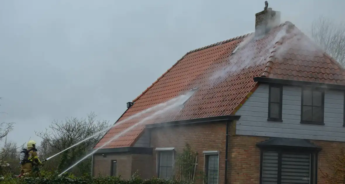 Brandweer blust brand in dak van woonboerderij - Foto 2