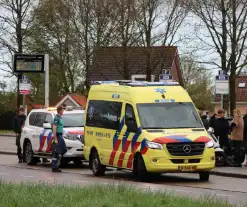 Automobilist raakt van de weg na botsing met paal