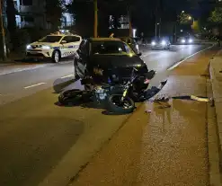 Brommerrijder en automobilist in botsing