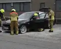 Politie blust beginnende brand in auto