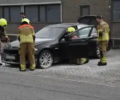 Politie blust beginnende brand in auto