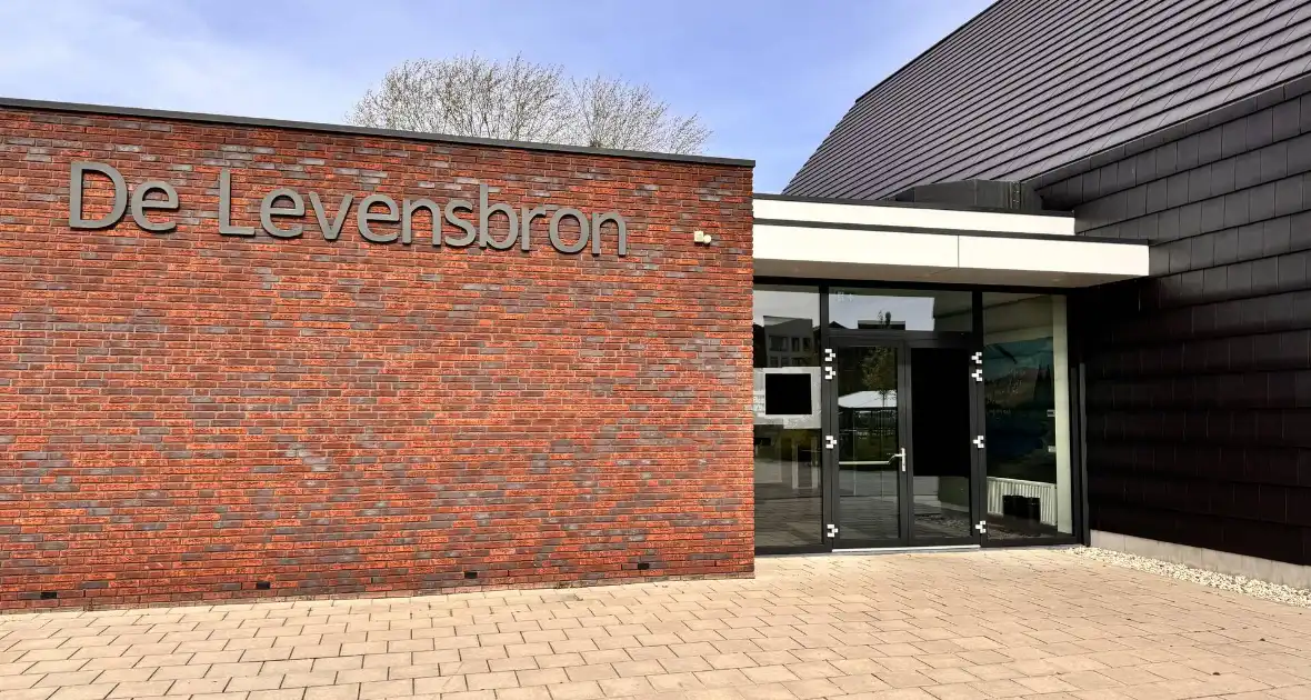 Zwerver krijgt drinken van kerk en gooit hierna elf ramen in