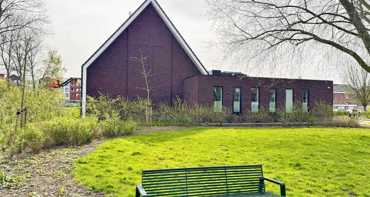 Zwerver krijgt drinken van kerk en gooit hierna elf ramen in - Foto 1