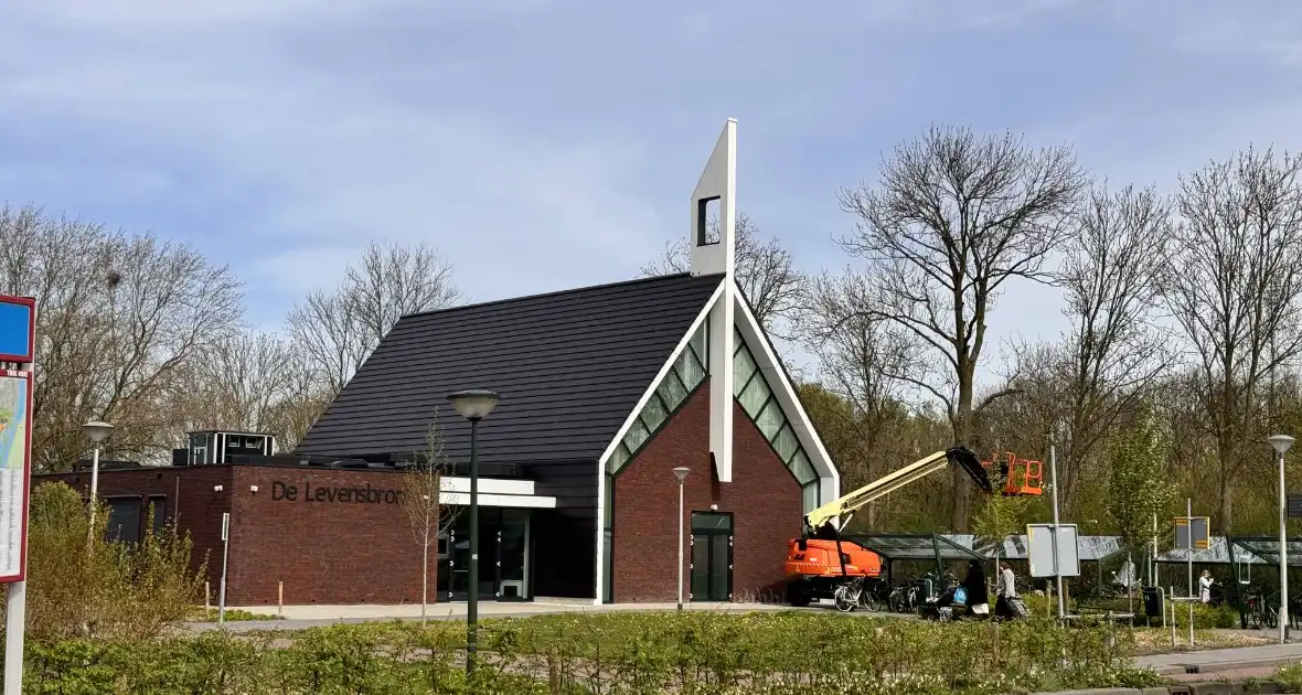 Zwerver krijgt drinken van kerk en gooit hierna elf ramen in - Foto 10