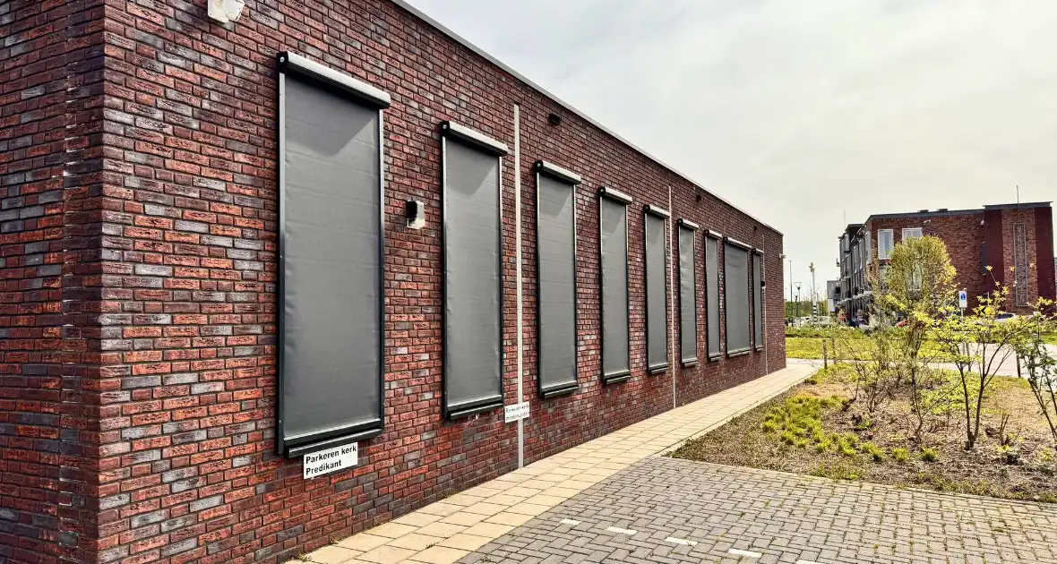 Zwerver krijgt drinken van kerk en gooit hierna elf ramen in - Foto 11