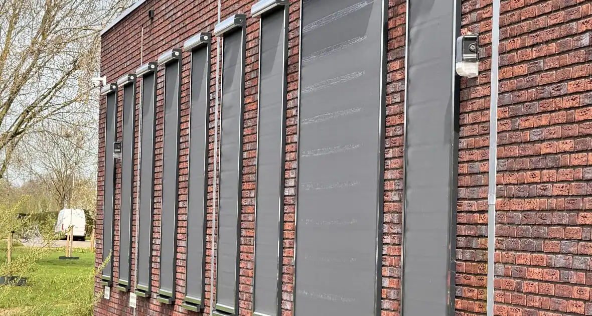 Zwerver krijgt drinken van kerk en gooit hierna elf ramen in - Foto 2