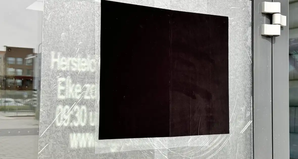 Zwerver krijgt drinken van kerk en gooit hierna elf ramen in - Foto 4