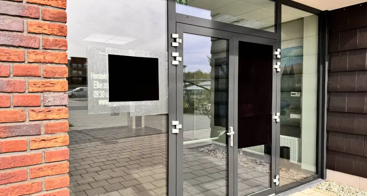 Zwerver krijgt drinken van kerk en gooit hierna elf ramen in - Foto 5