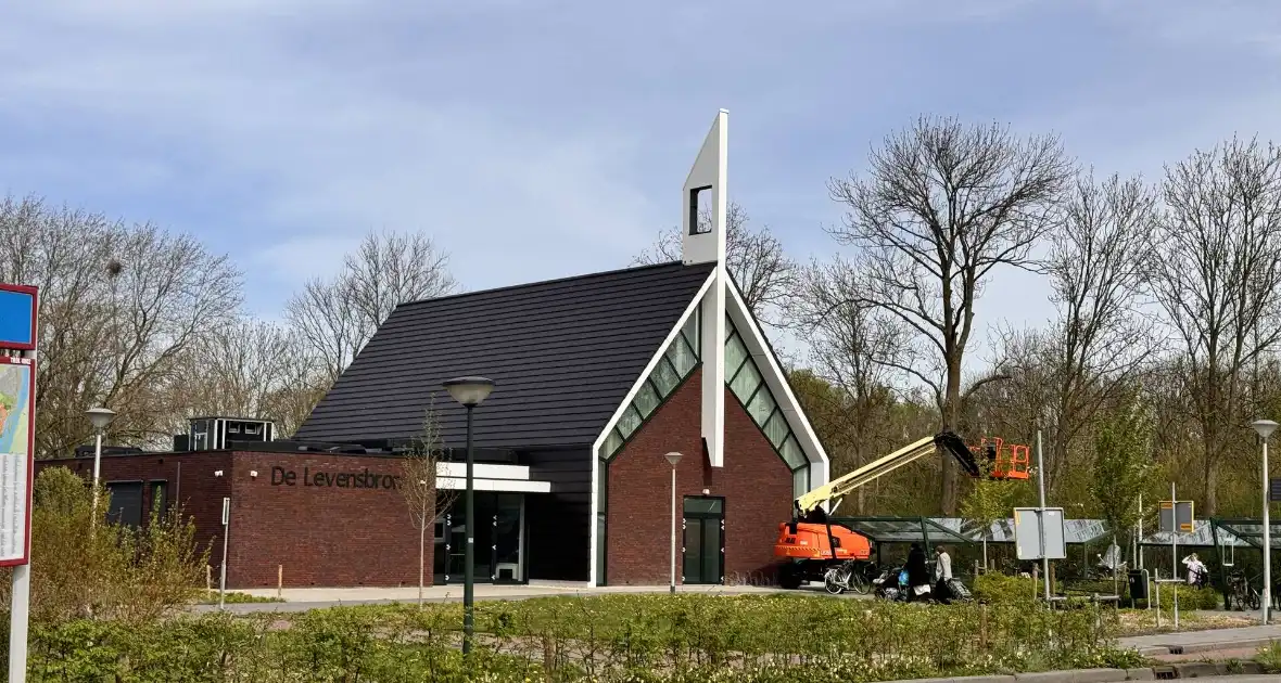 Zwerver krijgt drinken van kerk en gooit hierna elf ramen in - Foto 8