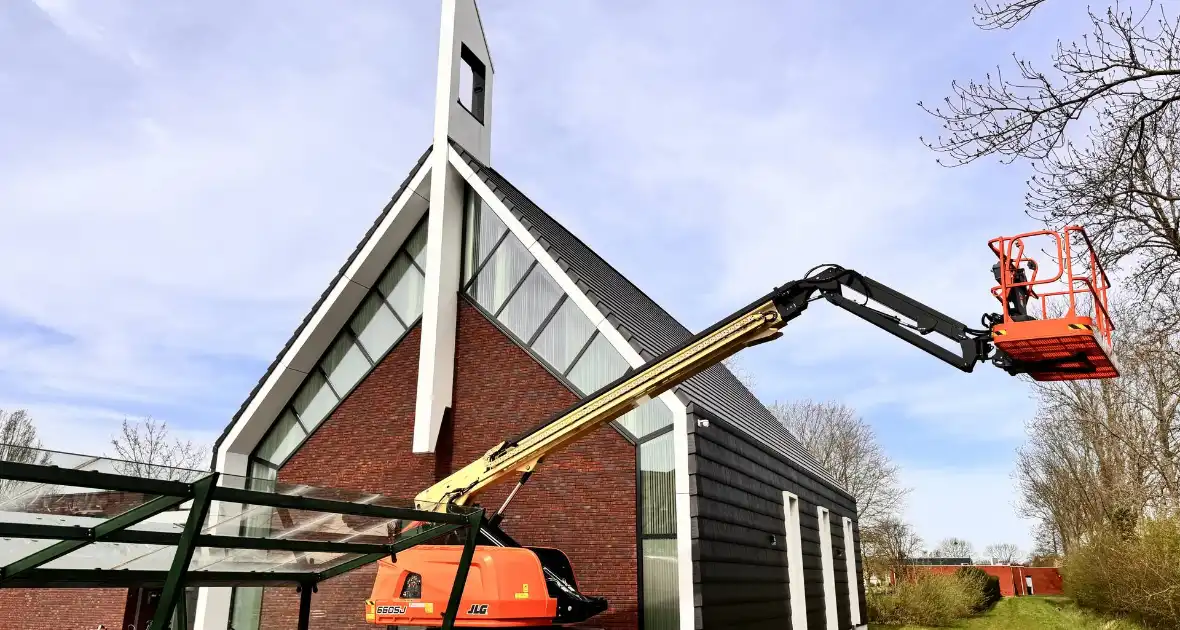Zwerver krijgt drinken van kerk en gooit hierna elf ramen in - Foto 9