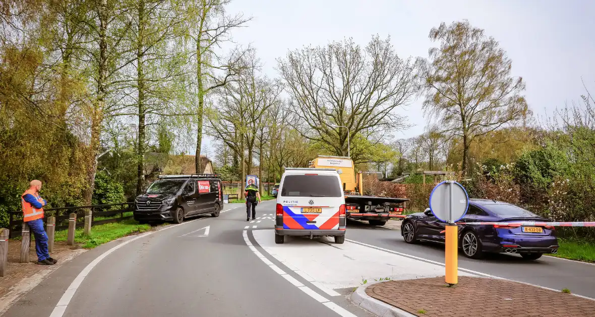 Twee wielrenners zwaargewond bij botsing met bestelbus