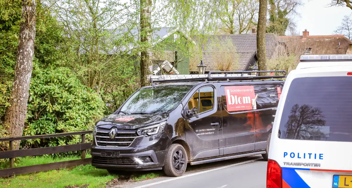 Twee wielrenners zwaargewond bij botsing met bestelbus - Foto 1