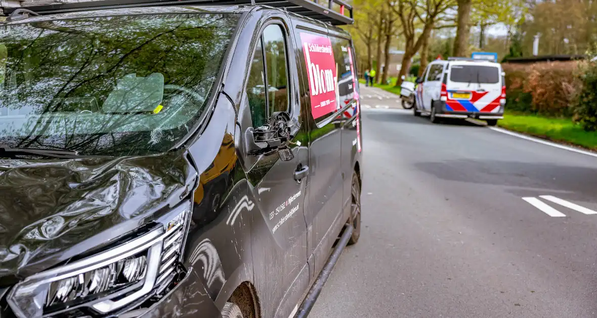 Twee wielrenners zwaargewond bij botsing met bestelbus - Foto 11