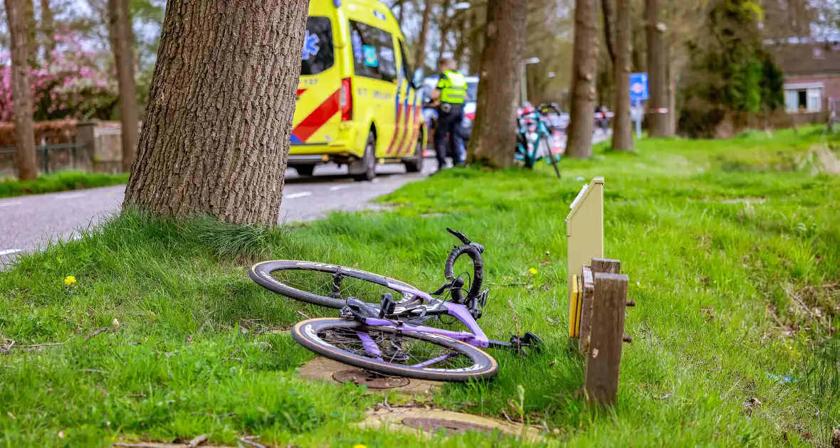 Twee wielrenners zwaargewond bij botsing met bestelbus - Foto 12