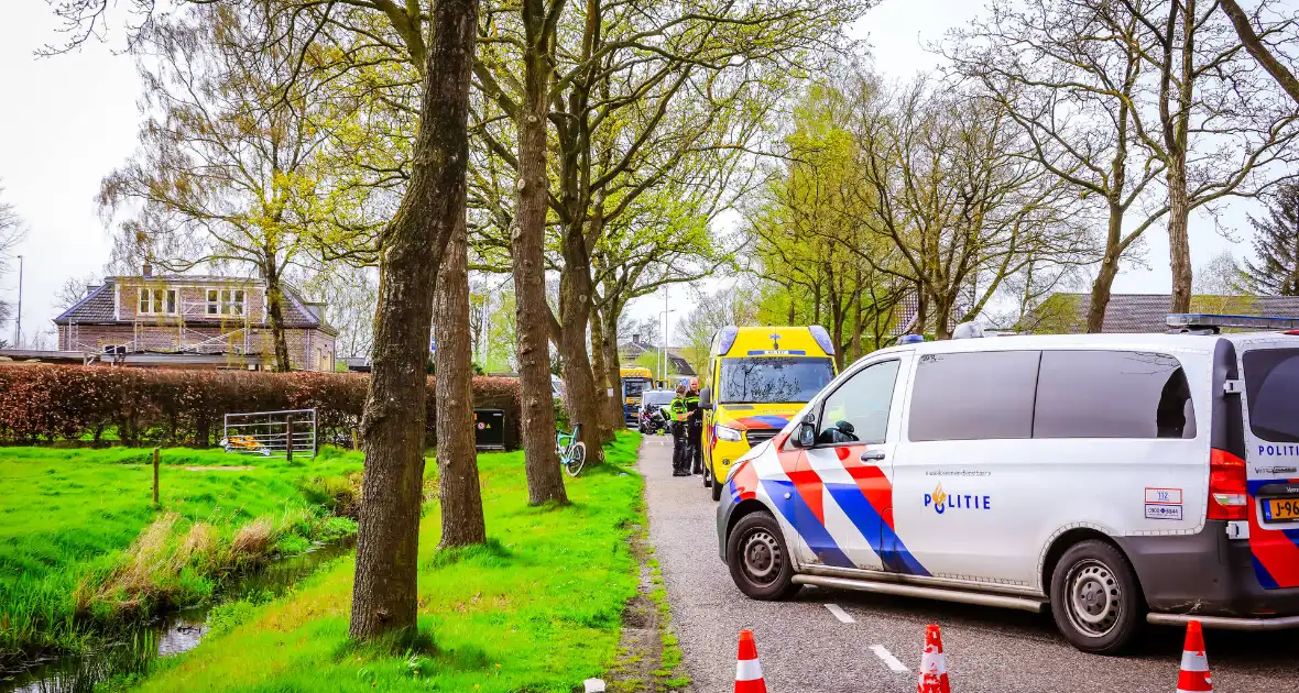 Twee wielrenners zwaargewond bij botsing met bestelbus - Foto 4