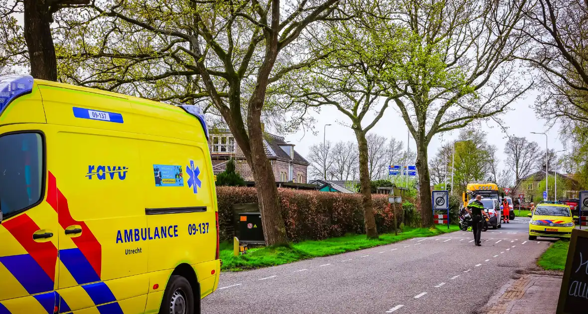 Twee wielrenners zwaargewond bij botsing met bestelbus - Foto 5