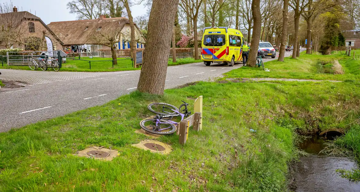 Twee wielrenners zwaargewond bij botsing met bestelbus - Foto 7