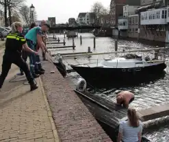 Hulpverleners schieten te hulp als motorboot in problemen komt