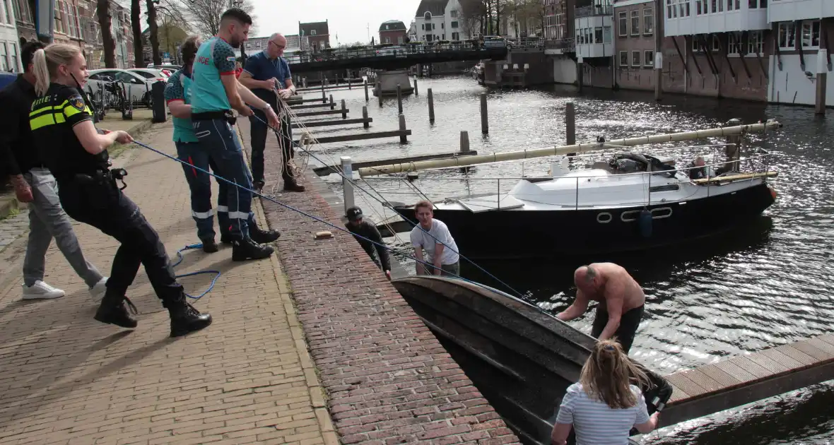 Hulpverleners schieten te hulp als motorboot in problemen komt - Foto 1