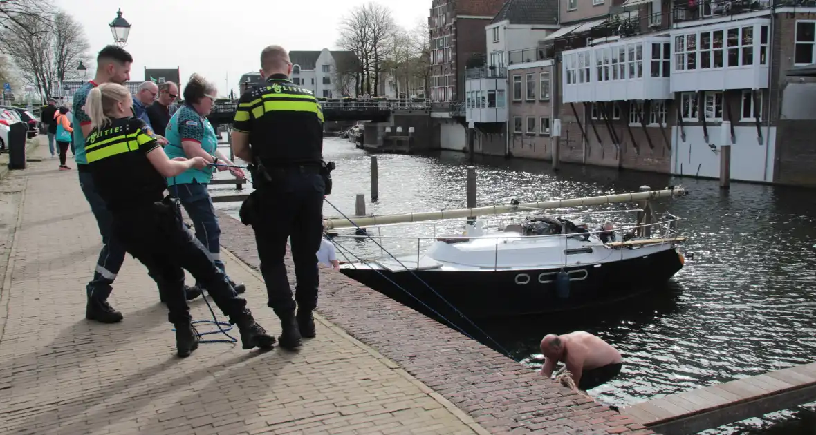 Hulpverleners schieten te hulp als motorboot in problemen komt - Foto 2
