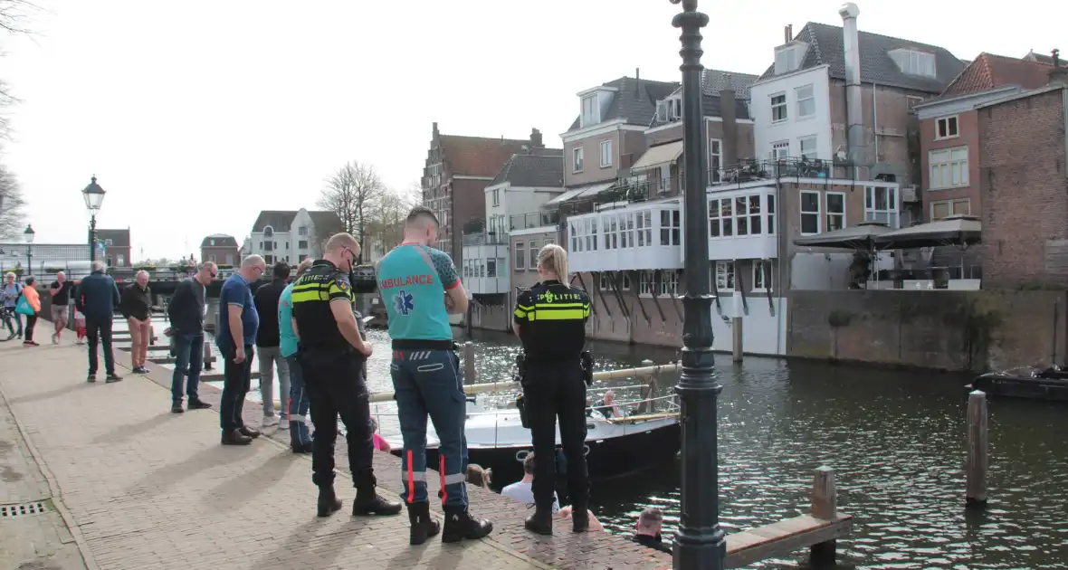 Hulpverleners schieten te hulp als motorboot in problemen komt - Foto 3