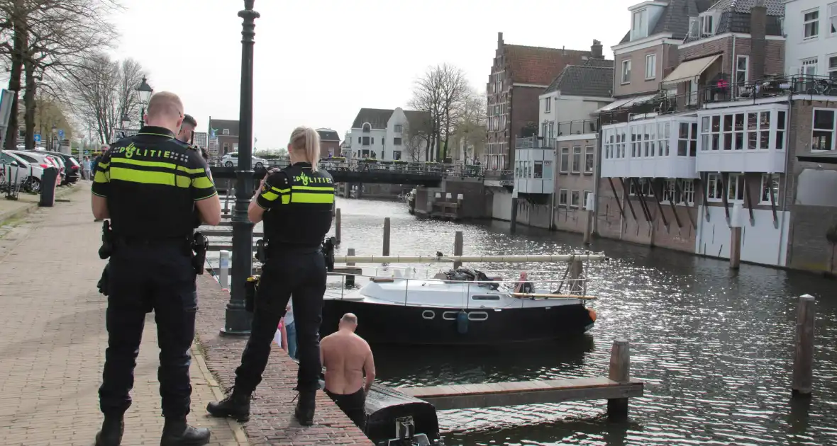 Hulpverleners schieten te hulp als motorboot in problemen komt - Foto 6