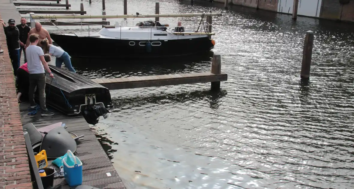 Hulpverleners schieten te hulp als motorboot in problemen komt - Foto 8