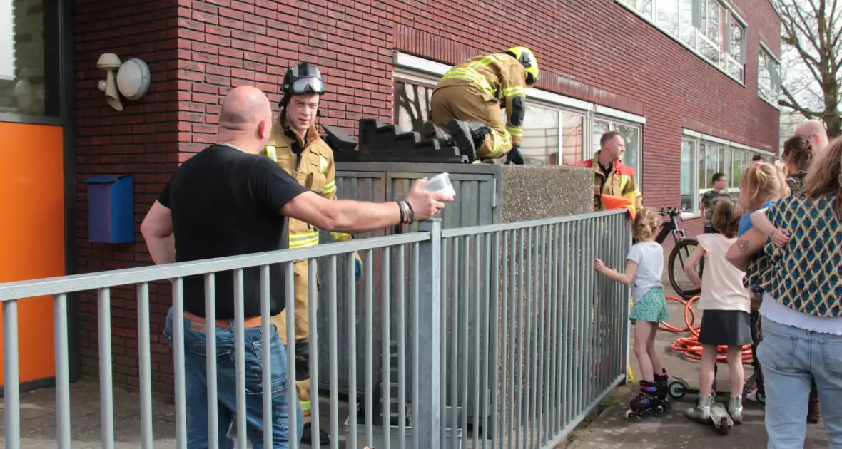 Kind bekneld tussen hek en betonnen container - Foto 8