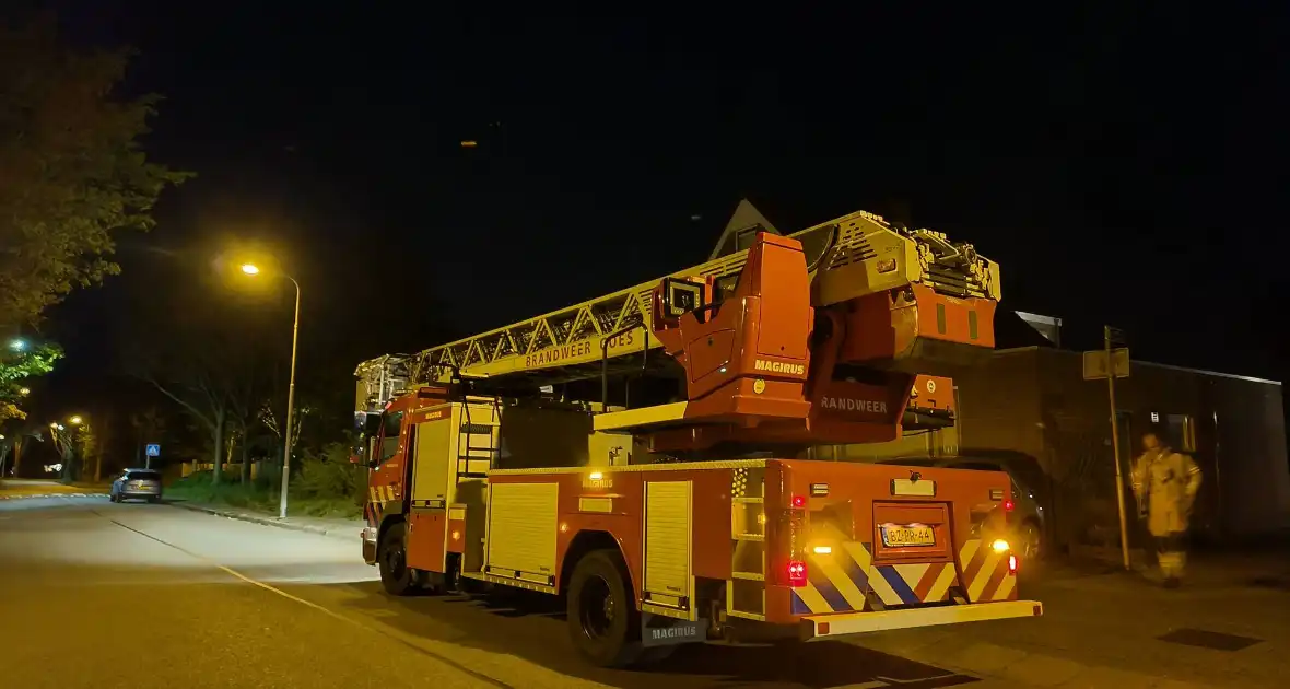 Schoorsteenbrand onbereikbaar voor ladderwagen door nauwe straat - Foto 1