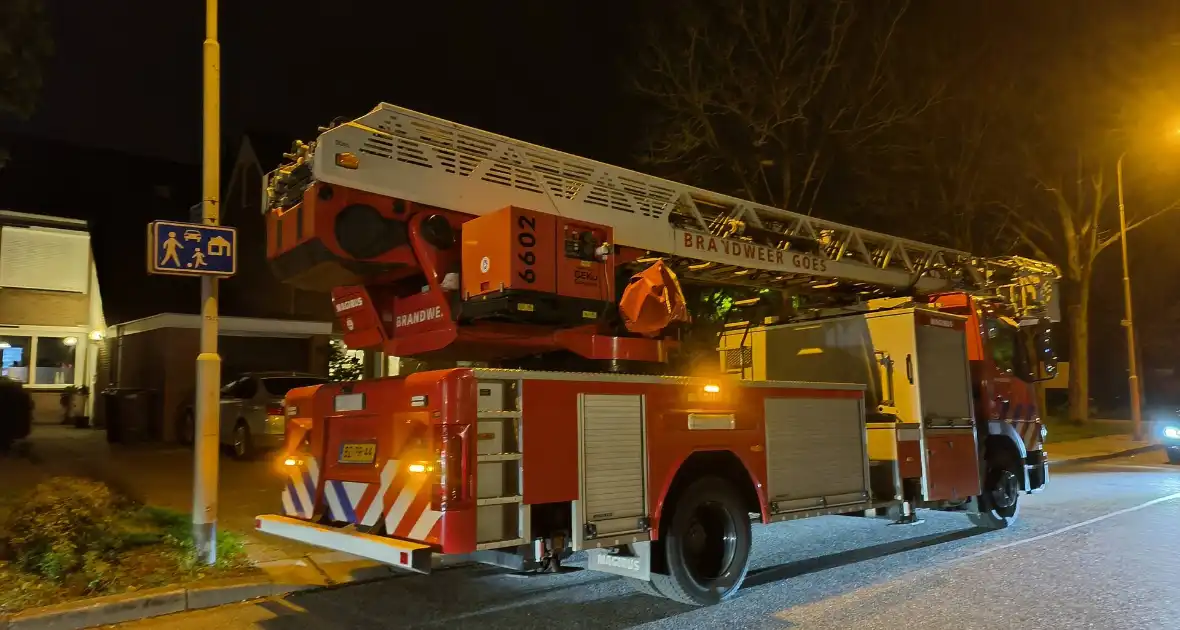 Schoorsteenbrand onbereikbaar voor ladderwagen door nauwe straat - Foto 4