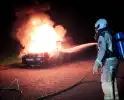 Auto volledig verwoest door brand tijdens rit