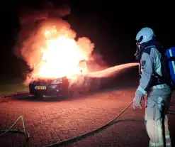 Auto volledig verwoest door brand tijdens rit