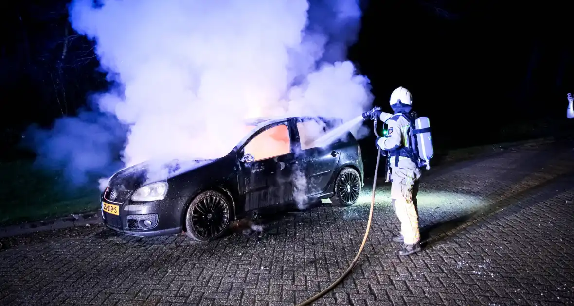 Auto volledig verwoest door brand tijdens rit - Foto 2