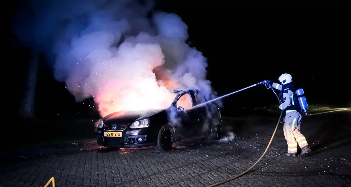 Auto volledig verwoest door brand tijdens rit - Foto 4