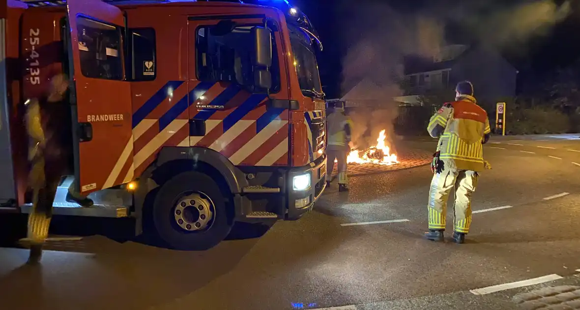 Opnieuw scooter in brand gestoken, politie start onderzoek - Foto 1