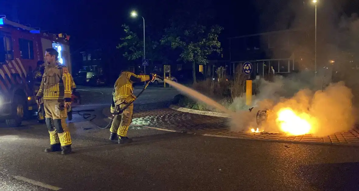 Opnieuw scooter in brand gestoken, politie start onderzoek - Foto 2