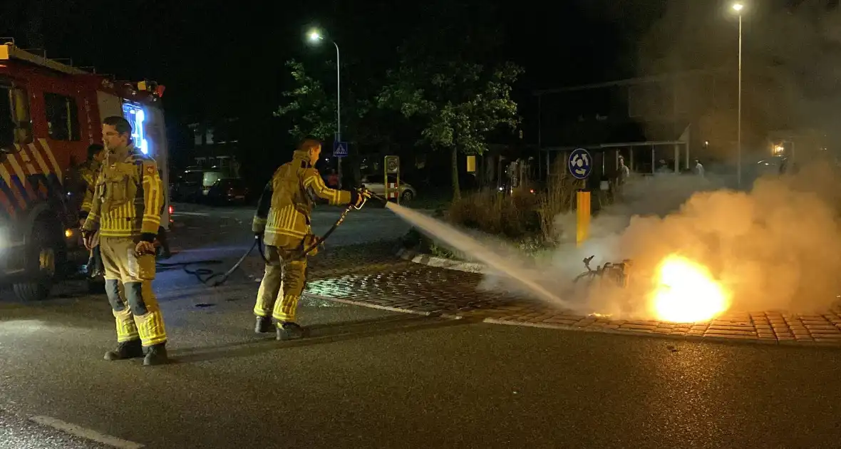 Opnieuw scooter in brand gestoken, politie start onderzoek - Foto 3