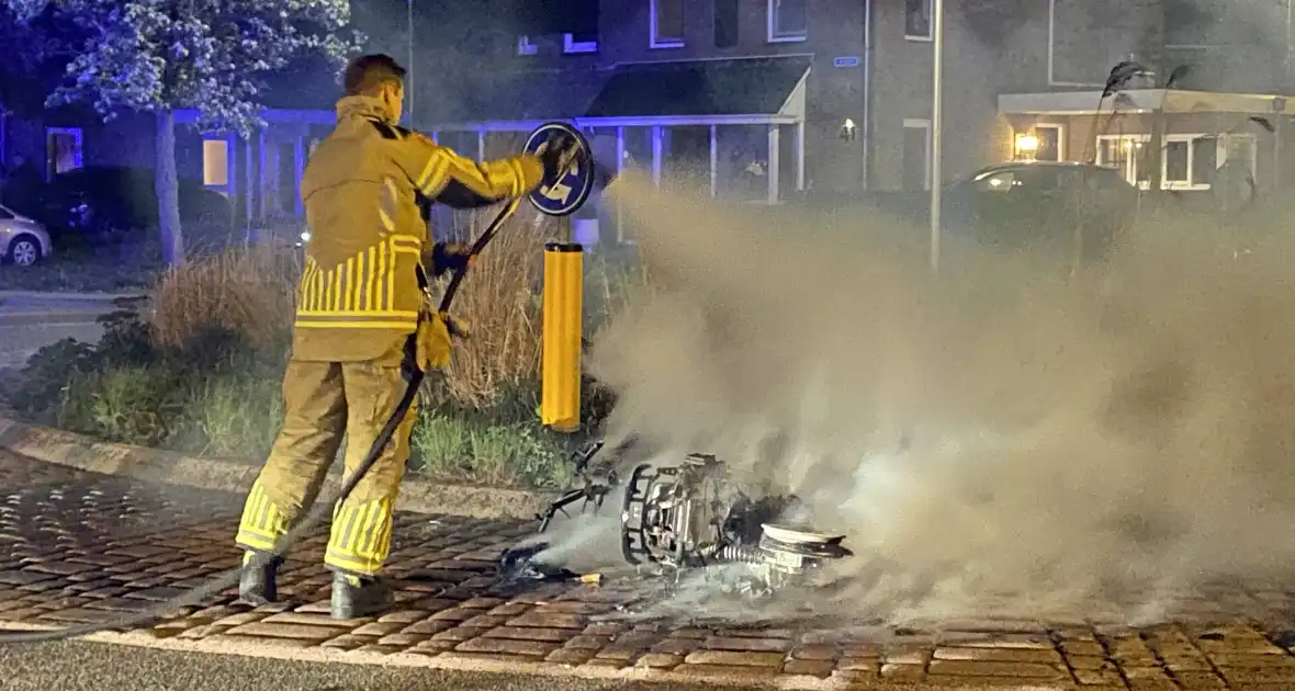 Opnieuw scooter in brand gestoken, politie start onderzoek - Foto 5