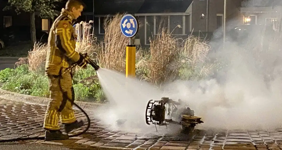 Opnieuw scooter in brand gestoken, politie start onderzoek - Foto 6