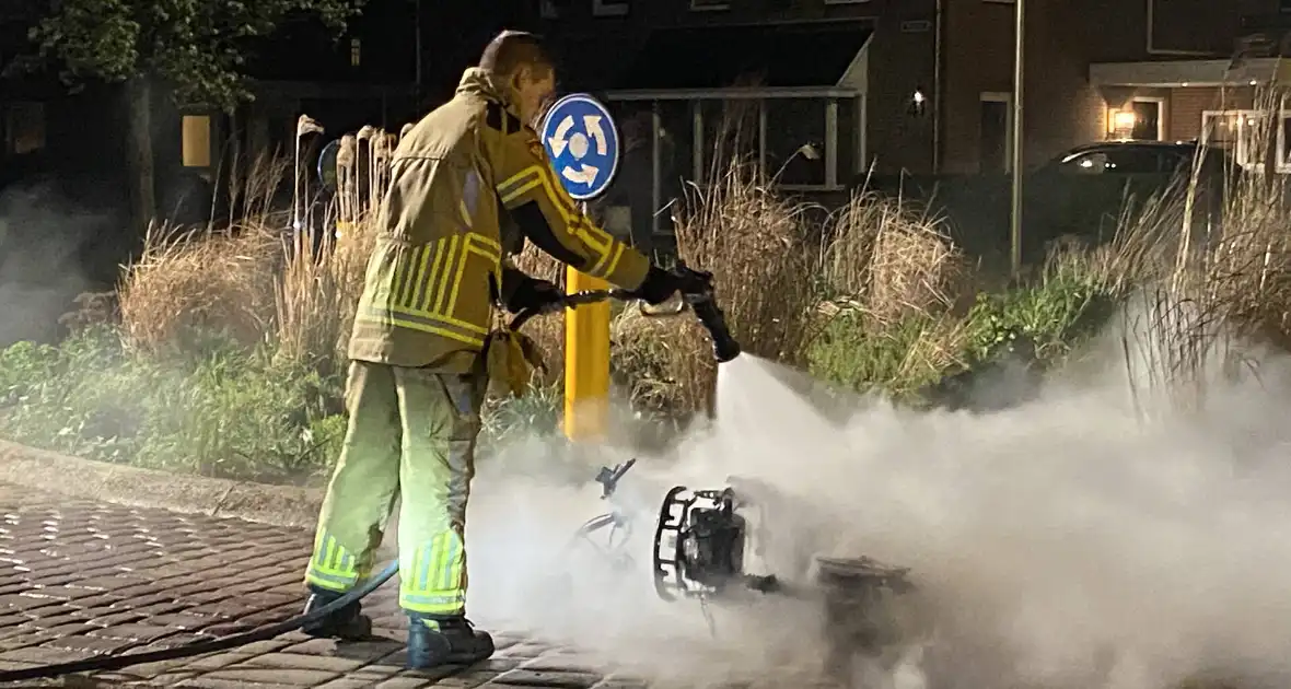Opnieuw scooter in brand gestoken, politie start onderzoek - Foto 7