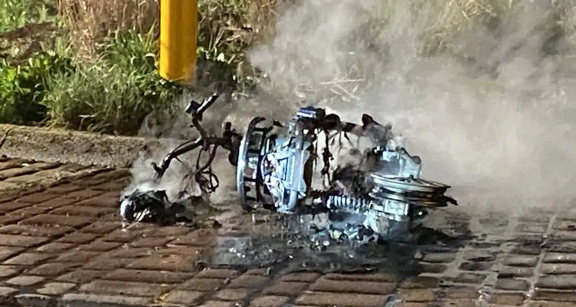 Opnieuw scooter in brand gestoken, politie start onderzoek - Foto 8