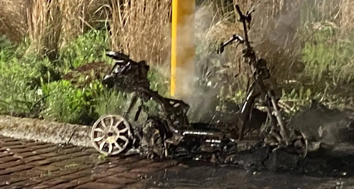 Opnieuw scooter in brand gestoken, politie start onderzoek - Foto 9