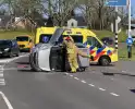 Auto belandt op zijkant na botsing op kruising