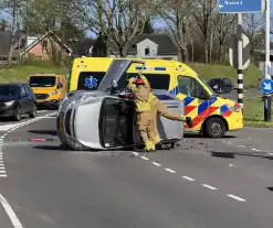 Auto belandt op zijkant na botsing op kruising